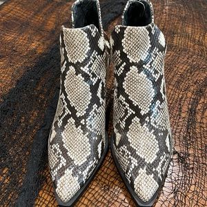 VINCE CAMUTO ANKLE BOOTS